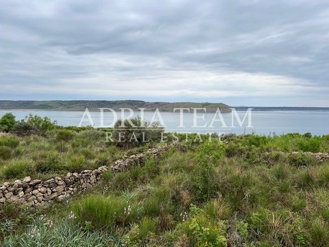 For sale BUILDING LAND with an area of 502 m2 and a 50% share in the access road in Rtina. PROPERTY DESCRIPTION: - it is relatively regular in shape; - calm and quiet position; - access road 165 m2; - ideal for the construction of a semi-detached or ...