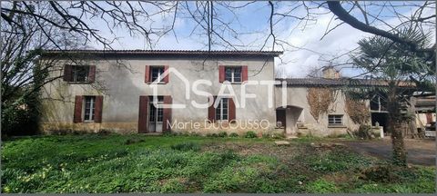 This pretty village house offers interesting potential for lovers of renovation, presented in 2 parts. The first is the main house with its 8 spacious rooms spread over 205 m², it offers a vast space to rethink and renovate as needed. The ground floo...