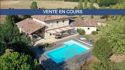 In absolute calm less than 40 minutes from the airport, on a splendid wooded plot of 7,000m² with SWIMMING POOL, this charming villa from 2006, with beautiful uncapped volumes with a privileged VIEW of the PYRENEES and the Gers hillsides, has a livin...