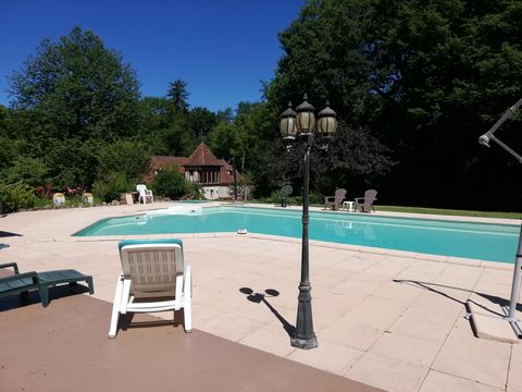10 minutes from all shops and amenities. On a wooded plot of almost two hectares on which the water follows its course with its waterfall, its beautiful flowery areas. This imposing 17th century mill has been embellished with a tower with glass walls...