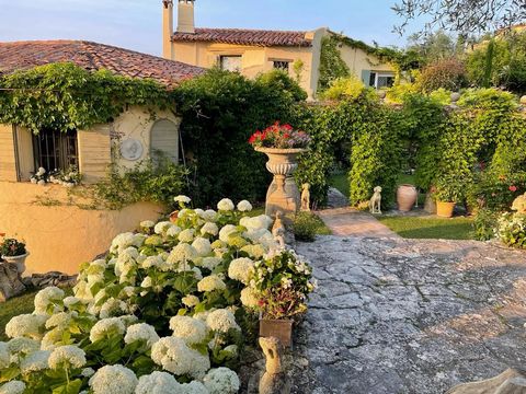 Top location in the gorgeous and secured domaine! Located 3 km from Mougins village, come and discover this superb villa offering 250 m2 of luxurious living space. Within you will plenty of space for the family and to host guests in comfort with its ...
