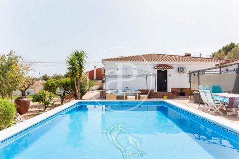 HOUSE FOR SALE IN GODELLETA aProperties presents this fantastic detached villa, located on one floor, offers an exceptional lifestyle with its private pool and a large plot of 965m2. The property is in immaculate condition, ready to move into. Its ch...