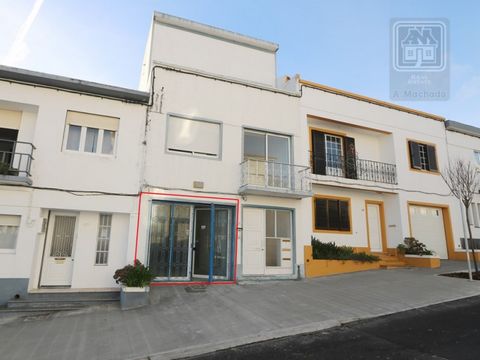 Commercial area (although with Warehouse allocation) with 130 m2, located on a ground floor, consisting of a large open room and sanitary installation. Located near the city centre of Ponta Delgada (parish of São Pedro) in a residential area, close t...