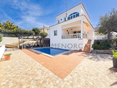 Villa with 4 bedrooms, 3 bathrooms, pool and garage. A very spacious house that makes the most of the layout, with four double bedrooms and three bathrooms. On the upper floor with a large entrance we find the master suite with its bathroom, dressing...