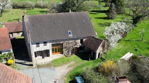 Large detached family home,  with a nice garden and a barn Living space: 195 m2 Bedrooms: 4 Land: 4 566 m2 Close to Le Bourg d'Hem, in the Pays des 3 Lacs region, we propose the exclusive opportunity to discover this beautiful, bright house with a la...