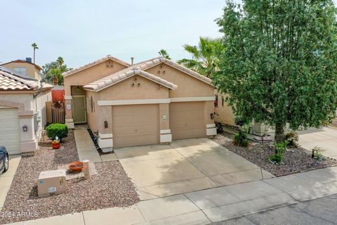 This charming 2-bed, 2-bath home boasts convenience & comfort in every corner. Enjoy community amenities such as a pool & spa.All appliances are included, with new additions like a dishwasher & hot water heater for worry-free living. Experience energ...