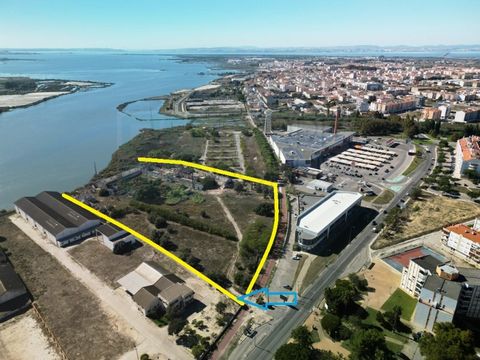 Excellent urban land, for construction, in Montijo. This fantastic plot of land is classified as a 'Consolidated Mixed Urban Space' and allows construction for various uses such as commercial or residential. It does not allow construction for industr...