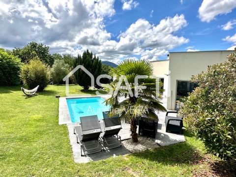 Nestled in a preserved setting, offering a beautiful panoramic view and an exceptional lifestyle, just a few minutes from the first amenities and the town of Foix, come and discover this magnificent architect-designed house built and furnished with q...