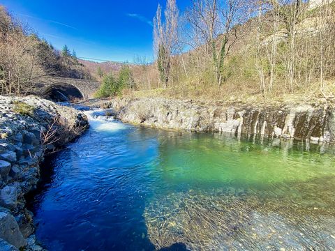 Located in a green setting. Within the Monts d'Ardèche regional natural park. 15 minutes from the Ray-pic waterfall. Superb stone real estate, located on 1 hectare of adjoining land with access to the river, private beach. Including: 1 T3 apartment. ...