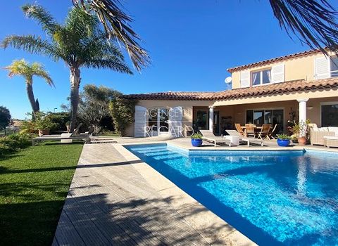 Seaview property in Le Lavandou facing Golden Islands.. Le Lavandou, 15 minutes walk from the beaches and shops, this 827sqm south-facing property offers a beautiful view of the sea and the Golden Islands. An exotic, landscaped and perfectly maintain...