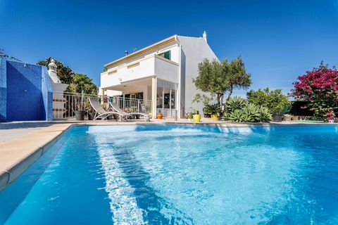 This villa with a plot of 322m² is located in Mosqueira, just 4 kilometres from Albufeira's beaches and close to several commercial establishments. The ground floor comprises an entrance hall, a living-dining room with fireplace and access to the gar...