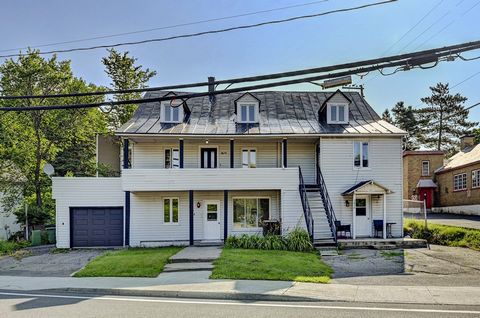 Triplex for sale in St-Hélène-de-Breakeyville, with attached garage. Ancestral offering a 2 1/2, a 4 1/2 and a 7 1/2 Currently, the 2 1/2 and the 7 1/2 are free. Potential annual income +- $22,000. Facing the Chaudière River. Close to golf, parks and...