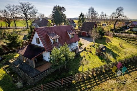 A cozy and functional one-storey house with a usable attic, located in the charming village of Szymonka. The terrace overlooks the open space. 600 m to the shore of Lake Szymoneckie, belonging to the Great Masurian Lakes Trail. A well-kept plot with ...