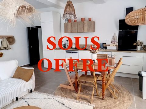Camaret sur Aigues, fell in love with this beautiful 83 m2 double apartment in Mas de ville. No work required, completely renovated in 2021, it offers you a beautiful bright living room with fitted kitchen, a large bathroom with stone wall and round ...