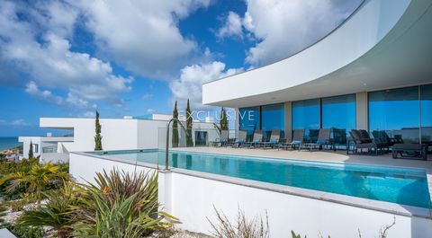 Prachtig gelegen in een van de meest gewilde buurten met uitzicht op het strand van Porto de Mós, op loopafstand van het strand en het centrum, biedt deze woning zowel uitmuntend design als prachtig uitzicht op zee. De villa biedt de perfecte indelin...