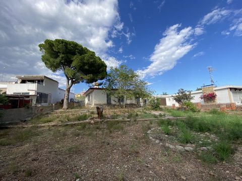 OPPORTUNITY, Villa to TOTALLY REFURBISH for sale in Alcanar Playa, Costa Dorada. Plot of 779m2 with a construction of 92 m2. The house has an area of 74m2 that is distributed in 3 bedrooms, 1 bathroom, living room, kitchen and laundry room. There is ...