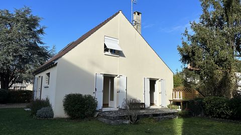 Fontainebleau, in a residential area close to schools and forest, in a quiet area, traditional house built in 1980. It consists on the ground floor, of an entrance, a toilet, a living room overlooking the garden, an independent kitchen, a pantry, a b...