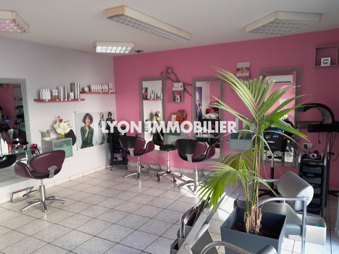 Au centre village de Communay , proximité de Lyon et de Vienne , proche de toutes commodités , ce jolie salon de coiffure d'environ 45 m2 avec petite cuisine et son parking . Loyer de 498 € CA de 61700 € 2023 , ce salon de coiffure conviendra à toute...