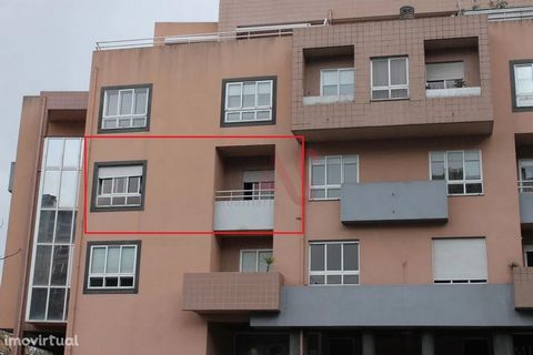 Apartamento T3 em Vila Nova de Famalicão Apresentamos apartamento T3, com 3 frentes, localizado no centro da cidade de Vila Nova Famalicão, um local fortemente servido de comércios e serviços. Localizado no 2º andar, o seu interior é constituído por:...