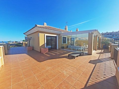 Impressive penthouse surrounded by more than 300m2 terrace on a first line of the Calanova Golf course with panoramic views, at only 5mn drive from the sandy beach of La Cala de Mijas. Those are actually 2 separate penthouses of 2 bedrooms and 2 bath...