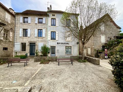 On the tour of the town of Cajarc, close to all amenities, administrative services, schools and close to the banks of the Lot, here is a very beautiful historic building completely renovated to accommodate commercial premises (liberal professional of...
