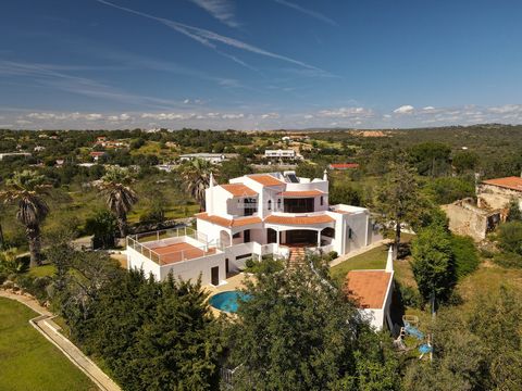Located in Albufeira. Set within a generous plot of land, this classic property promises an unrivalled lifestyle of comfort and privacy. The villa boasts a private tennis court for the sports enthusiast, a spacious double garage with ample storage, a...