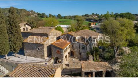 This house with a history dating back to 1635, located in Riudellots de la Creu, offers a unique opportunity to restore and revive an important part of the area's architectural heritage. Although it is currently in need of a complete renovation, its ...