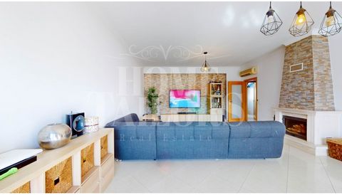 This villa with modern lines has 2 floors and a completely refurbished attic. Inserted in Samora Correia, with access to all types of commerce and transport. With 2 suites of 23 square meters and balcony and 2 more spacious bedrooms. The living room ...