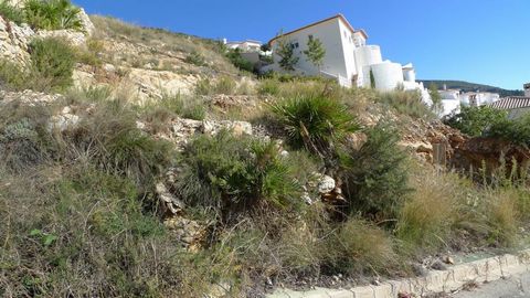 Een uitstekend perceel met panoramisch uitzicht eromheen gelegen in Jalón Costa Blanca Alicante Spanje Hier kan een dubbel bovenhuis gebouwd worden met veel tuin voor en aan de zijkanten Gelegen op een bestaande urbanisatie heeft het alle voorziening...