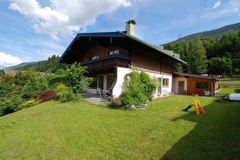 Esta cómoda casa de vacaciones ubicada en Neukirchen am Großvenediger ofrece una vista sin fin de la cadena de montaña y al Parque Nacional Nacional. Consta de 3 dormitorios y puede acomodar a 11 personas. El centro de Neukirchen, los remontes de esq...