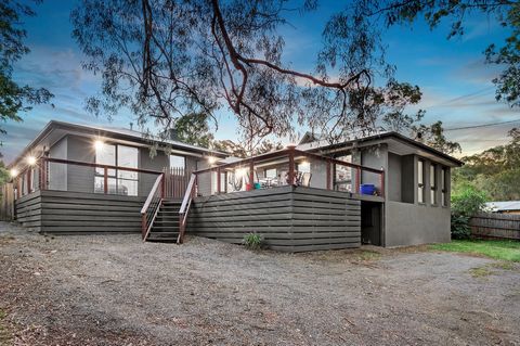 Gelegen op een benijdenswaardige locatie tegenover de serene Yarra-rivier, biedt dit ruime huis met 4 slaapkamers en 3 badkamers een geweldige kans om uw droomretraite aan de rivier te creëren. Het pand ligt op een royaal blok van 1214 m² (ca.) en be...