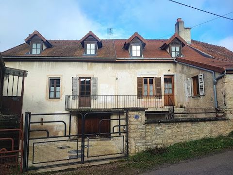 Jolie maison de village en pierre, habitable de suite avec potentiel pour un projet de gite ou annexe (dépendance à rénover). Cette jolie maison en pierre est située dans un village prisé, proche de Semur-en-Auxois, accès par l'A6 et le TGV à Montbar...