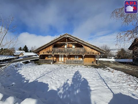 BLICK AUF DIE BERGE Entdecken Sie dieses sehr schöne Chalet auf zwei Ebenen, gelegen auf einem 489 m² großen Grundstück, in einer ruhigen und natürlichen Umgebung. Mit seinen fünf geräumigen Schlafzimmern bietet es allen nötigen Komfort und Platz für...