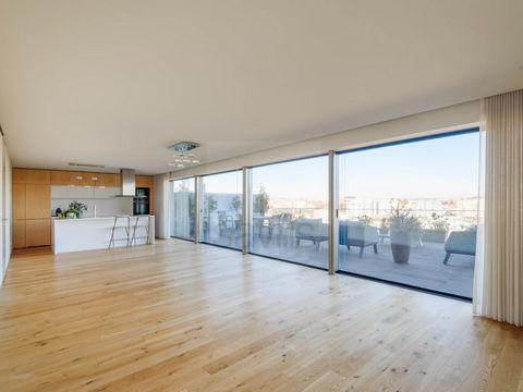 Penthouse T4 Located on the 5th floor of a modern gated condominium close to the historic center of Vila Nova de Gaia, the Douro river and important communication routes such as the metro, train and roads. The East-West orientation, the balcony and t...