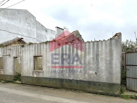 Haus in Atouguia da Baleia - Peniche. Zum Wiederaufbau. Gesamtfläche von 43,20 m² und Terrasse von 70,70 m². Gut gelegen. In der Nähe aller Geschäfte und Dienstleistungen. In ruhiger Wohngegend. 5,5 km vom Strand und eine Stunde von Lissabon entfernt...