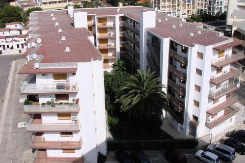 Relajantes paseos junto al mar en una de las playas más grandes de Roses. Amplio paseo marítimo, para unirse al Chemin de Ronde, que le llevará a las playas salvajes de Roses. Buena ubicación de este edificio en 2ª línea de mar, cerca de comercios y ...