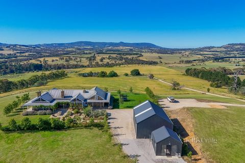 Gelegen op 80 hectare hoogwaardige landbouwgrond met een adembenemend uitzicht op bergketens in alle richtingen, creëert dit iconische moderne architecturale huis in chalet/ranchstijl een verbluffende verbinding met de natuur. Dit huis is gemaakt van...