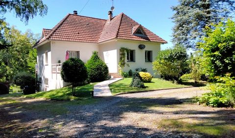 Perfekt platziertes, helles Landhaus mit 5 Betten, das viele Kriterien erfüllt und von einer komplett separaten privaten 2-Bett-Gîte für Familie und Freunde oder zahlende Gäste profitiert. Genießen Sie den Aperitif auf der erhöhten Terrasse mit Panor...