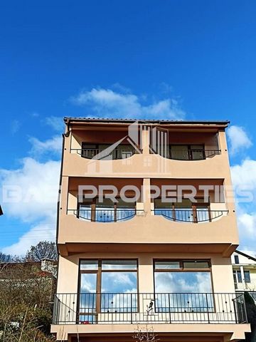 Ref. 011747 Makelaarskantoor BAS Properties presenteert onder uw aandacht een huis met drie verdiepingen in de stad Sofia. Sveti Vlas, Sveti Vlas District Boergas. Belangrijkste kenmerken: - Huis met drie verdiepingen - Oppervlakte: 380 m² - Perceel:...