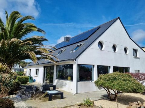 Die Lage: Dieses schöne Architektenhaus, hell und voluminös, befindet sich in Merlevenez, einer Stadt im Süden von Lorient, die sehr gut gelegen ist, nicht weit von allem: Lorient, die Stadt der 5 Häfen, ist 15 km entfernt, mit seinen Arbeits- und Ak...