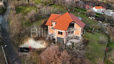 Zagreb, Markusevac Freistehendes Haus (roh-bau) auf drei Etagen, Wohnfläche 376,65 m2 (brutto), auf einem Grundstück von 984 m2. Es besteht aus Keller, Erdgeschoss und Obergeschoss (insgesamt 312,30 m2 Grundfläche – geschlossener Raum) Flächen laut G...