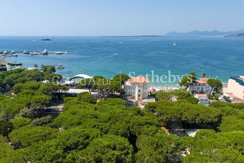 Quotazione co-esclusiva. Situato nel cuore della Pinède a Juan-les-Pins, a soli 50 metri dalle spiagge sabbiose, questo appartamento di 120 m², all'ultimo piano di una prestigiosa residenza, offre una vista panoramica mozzafiato sul mare. Il luminoso...