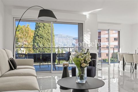 Roquebrune Cap Martin Wohnung zum Verkauf, 113 m² mit 54 m² Terrasse, in der Nähe von Monaco, in einem Neubau mit Aufzug. Diese 3-Zimmer-Wohnung besteht aus einem Wohnzimmer mit einer ausgestatteten amerikanischen Küche, 2 Schlafzimmern, einem Duschb...