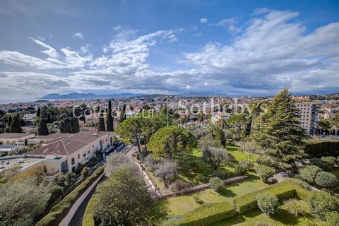 Selten auf dem Markt, idealerweise ein Investor. Komfortabel gelegen in Cannes, eingebettet in eine Gegend, die für ihre Ruhe und Diskretion in einer Luxusresidenz mit Swimmingpool und bewaldetem Park begehrt ist, soll diese 108 m² große Wohnung auf ...