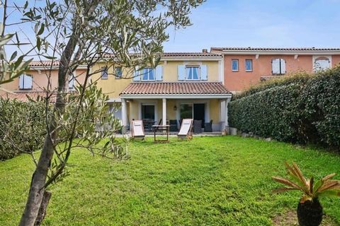 Cette magnifique maison de 100 mètres carrés à Cannes offre un séjour spacieux et confortable pouvant accueillir jusqu'à 6 personnes. Située dans un domaine boisé, elle dispose d'une terrasse et d'un jardin privés, ainsi que d'un accès à un grand esp...