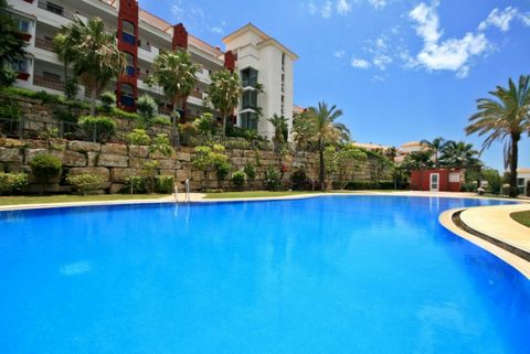 Eine geräumige, gepflegte 1-Zimmer-Wohnung. Ein Anwesen im Erdgeschoss mit einer sehr großen Terrasse mit Blick auf den benachbarten Golfplatz. Es handelt sich um eine geschlossene Wohnanlage und es gibt einen großen Tiefgaragenstellplatz. Alle Einri...