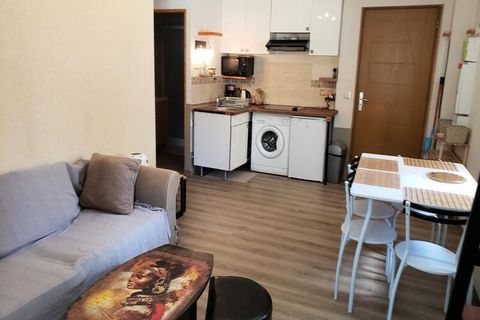 Ce charmant appartement de 31 m² est situé au rez-de-chaussée, offrant un séjour cosy et pratique au cœur du village. Il dispose d'un coin séjour avec un canapé convertible en 140 cm, une télévision et une table à manger. La cuisine ouverte est bien ...