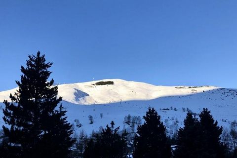 Ce studio confortable de 27 mètres carrés est une retraite alpine idéale, offrant un espace nuit avec quatre lits fixes judicieusement séparés par des rideaux pour plus d'intimité. Un séjour lumineux s'ouvre sur un balcon offrant une vue dégagée sur ...