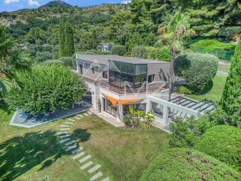 Michaël ZINGRAF Real Estate Nizza vi presenta questa moderna villa di lusso, un gioiello architettonico che offre un sontuoso spazio abitativo su due piani. Ogni camera di questa villa ha una vista mozzafiato sulle montagne circostanti. Circondata da...