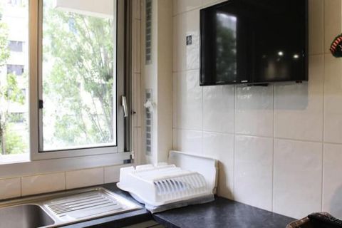 Dieses geräumige, 103 Quadratmeter große Apartment im 4. Stock mit Aufzug im 19. Arrondissement von Paris ist die perfekte Unterkunft für Familien oder Gruppen von Freunden und bietet Platz für bis zu sechs Personen. Es verfügt über drei gemütliche S...